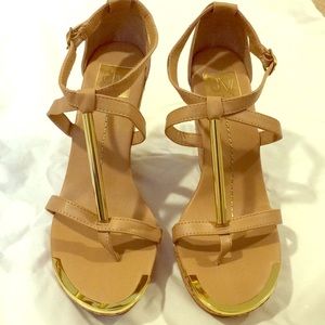 Dolce Vita Wedge Shoes Sz 8. Gold Trim